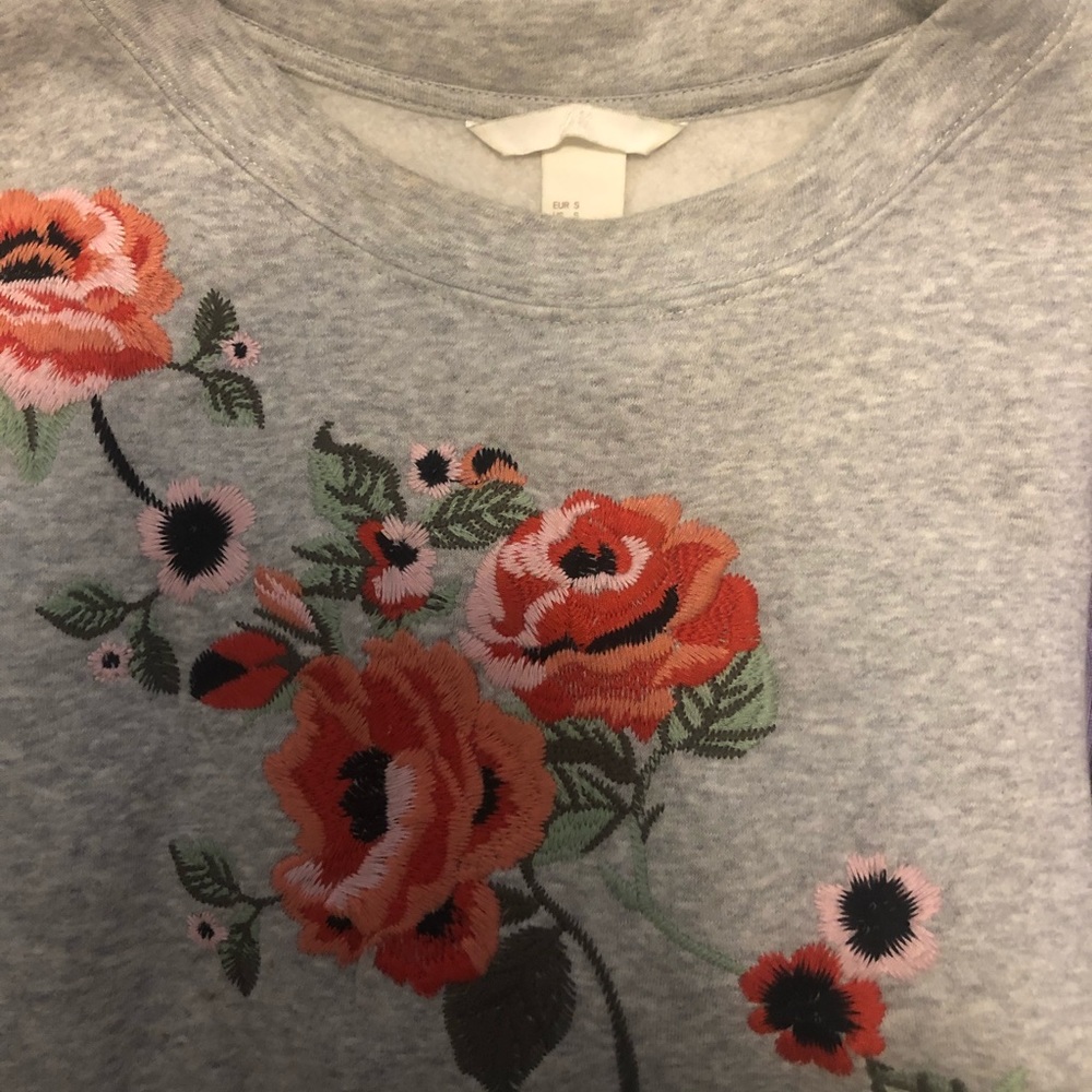 Sweatshirts🤍 - Picture 2 of 9